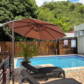 360 Rokview 1BR Sweet Home, hotel em Kingston