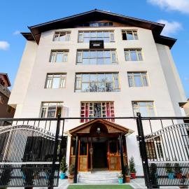 Townhouse Rajbagh Formerly Hotel Modern、シュリーナガルのホテル