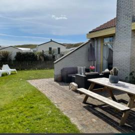 Strand en duinen 331 omheinde tuin, hotel in Julianadorp