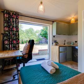 Pass the Keys Charming and Central Garden Studio Flat Free Parking