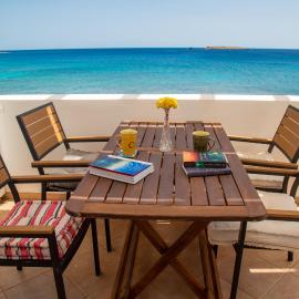 Waterfront Bliss in Diakofti, Kythira 2 Bedroom, hotel a Diakofti