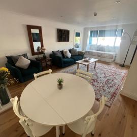 Large one bedroom beach apartment โรงแรมในBel Royal