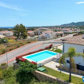 Villa con piscina by budoniaffiti