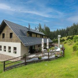 Penzion Na Začátku, hotel u gradu 'Benecko'