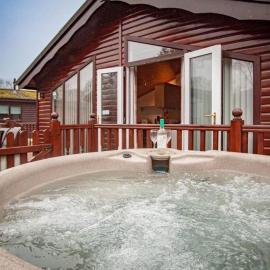 Lakeside 1, White Cross Bay, mid way between Ambleside and Windermere with hot tub