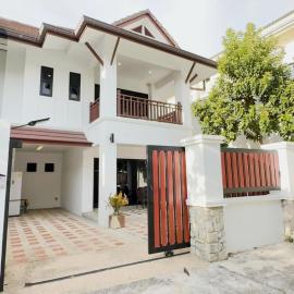 3 Bedroom Renovated Villa 3 minutes to the beach, hotel in Karon Beach