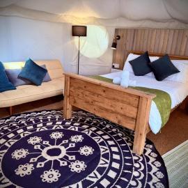 Between Rivers Camping @ The Old George Inn โรงแรมในSykehouse
