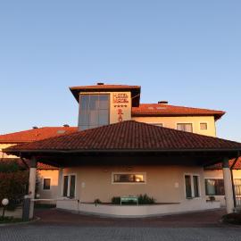 Raya Hotel, hotell i Tribiano