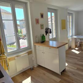 Plein cœur centre historique de Charlieu avec parking et garage vélo moto，沙爾略的飯店