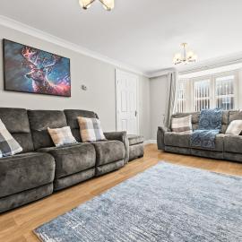 Polmont Haven: Spacious 4- Bedroom Retreat, hotel in Polmont