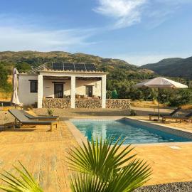 Casa Astrid at Vista de Valor - Off Grid & Private Pool，Válor的飯店