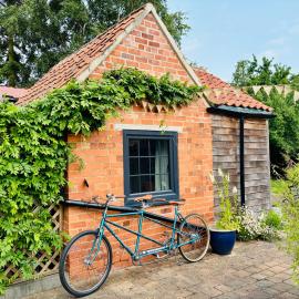 Tiny guesthouse with cozy mezzanine sleeping nook, hotel in Swinderby