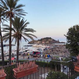 Mythos Home, hotell sihtkohas Aci Castello