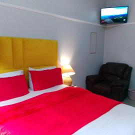 Neo & Ruks Sleep & Go Parow, Hotel in Avondale