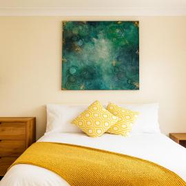 North London 4 bedroom Holiday home, Driveway Parking, BBQ and Indoor Jacuzzi hot tub, hotel in Brimsdown Station