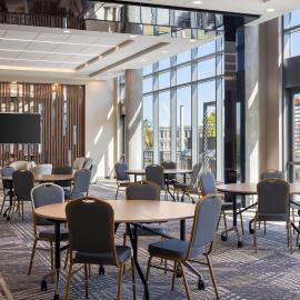 Staybridge Suites Montreal Airport - St-Laurent by IHG, hótel í Montréal