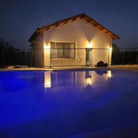 חווייה של שקט- מתחם שלם עם בריכה- רק בשבילכם – hotel w mieście Livnim