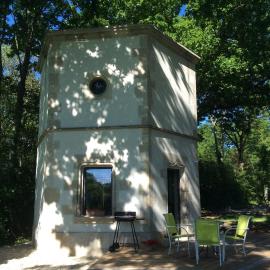 La Tour Hexagonale for 2 with shared pool, hotel in Semur-en-Auxois
