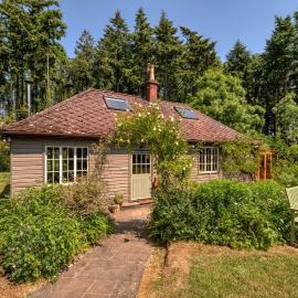 Tranquil Woodland Cottage, 10-Min Drive to Clifton
