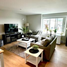 Modern One-Bedroom Retreat in Bear Mountain, hotel in Langford