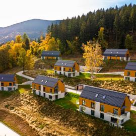 Wonder Home - Domki Hillside tuż przy stoku narciarskim - na terenie kompleksu plac zabaw i zewnętrzna siłownia, sklep, parking