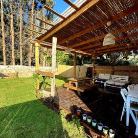 Cozy Farmhouse with Goats, Garden & Deck, hotel din Betleem de Galileea
