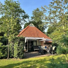 Recreational cottage with lots of privacy, large forest garden!, Hotel in IJhorst