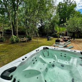 Villa haut de gamme 11 personnes jacuzzi privé, hotel in Lacanau