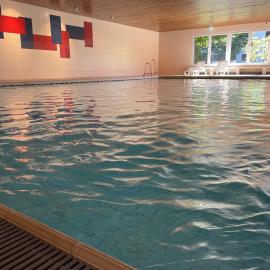Familienauszeit Indoorpool, Sauna, Netflix, Disney, optional Vielpass Karte, inkl Bettwäsche Handtücher Reinigung, hótel í Missen-Wilhams
