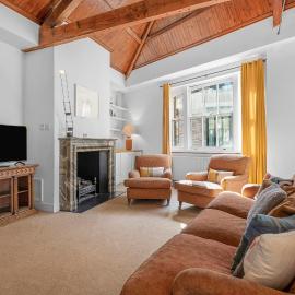 Luxury Spacious 3 Bedroom, 3 Bathroom Apartment, Walk to Soho, West End, Covent Garden, China Town, Piccadilly in Minutes, Complimentary Fast WiFi, Tea & Coffee