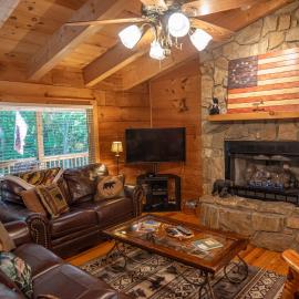 Updated Cabin with 2 primary suites, hot tub, spacious covered porch, Hotel in Fleetwood