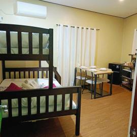 Dexter John's Guesthouse โรงแรมในAgus