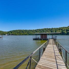 Steps to Water: Lake of the Ozarks Getaway, hotel in Versailles
