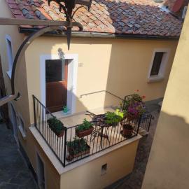 Il Grottino, Tuscan Village Apartment, hotel in Valiano
