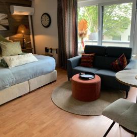 Comfortabele Familie Suite met 2 slaapkamers, airco, balkon, speelzolder, hotel en Den Ham
