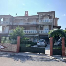 Artemis Villa, hotel i Portariá