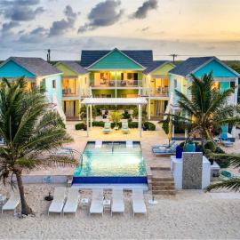 The Penthouse at The Cottages 2BR Oceanfront LUXE Condo, hotel in East End