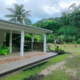 Tiva Here Lodge Tahaa Polynésie Française – hotel w mieście Tahaa