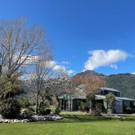 Glacier Barn House, hotel in Tatare