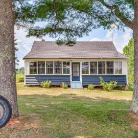 < 1 Mi to Lake: Mtn-View Cabin w/ Porch in Newport – hotel w mieście Newport
