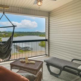 Table Rock Lake Retreat: Steps to Water & Pools!, hotel a Kimberling City