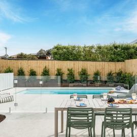 Seaspray Cottage - Heated Pool Beach, Hotel in Rosebud