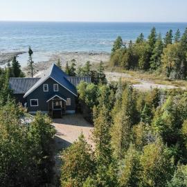 Waterfront Lakehouse EV Charger AC، فندق في Red Bay
