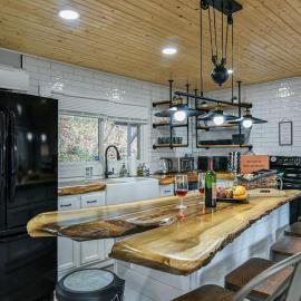 Tranquil Mountain Retreat With Hot Tub Pet Friendly, hotel in Hendersonville