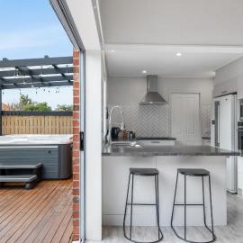 Beautiful Beach Retreat - 3 minutes from the beach, Hotel in Dunedin