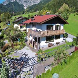 Chalet in Leogang near Ski Slopes، فندق في ليوغانغ