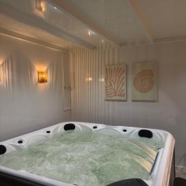 Wellness Studio Tiel met sauna en jacuzzi, hotel u gradu 'Tiel'