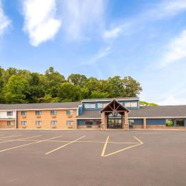 AmericInn by Wyndham West Salem: West Salem şehrinde bir otel