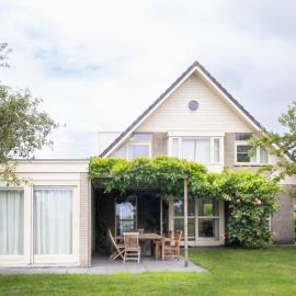 Spacious 8 Guest Water Villa in Terherne, Hotel in Terherne