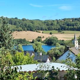 Ferienhaus Eifelhöhe mit Maarpanorama, Hotel in Schalkenmehren